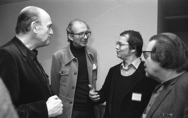 ADN/ZB/Senft/29/12/81
Berlin: An der "Berliner Begegnung zur Friedensförderung" von Schriftsstellern, Künstlern und Wissenschaftlern aus europäischen Ländern vom 13. bis. 14. Dezember 1981 nahmen Franz Fühmann, Alfred Wellm, Volker Braun und Erich Fried (v.l.n.r.) teil.