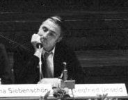 Auf Einladung der Stadt Kiel und des PEN-Zentrums der Bundesrepublik Deutschland diskutieren im Schloss Autoren und Verleger über die Lesegewohnheiten der Kieler Bürger. Auf dem Podium v.l.n.r.: Literaturkritiker Marcel Reich-Ranicki, PEN-Präsident Hermann Kesten, PEN-Generalsekretär Thilo Koch, Journalistin und Buchautorin Leona Siebenschön, Verleger Siegfried Unseld.